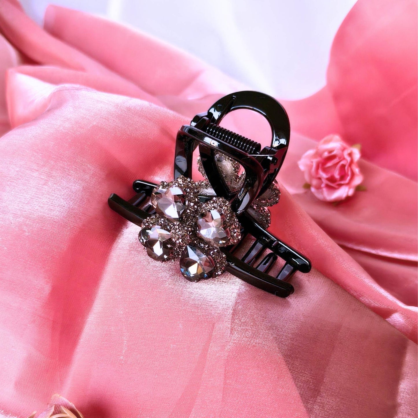 Blooming heart flower claw clip- Brown.