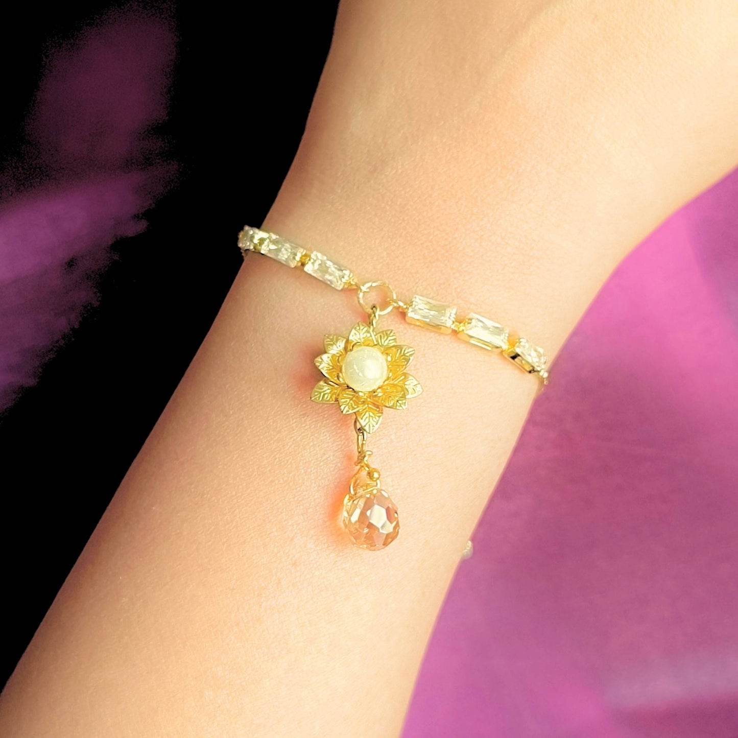 Shining with Pearl Blooming Bracelet – Golden